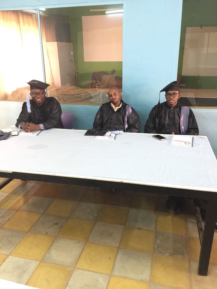 EmmanuelBama's tweet image. parmi le Jury de la soutenance  en licence 3 sur les services réseaux intelligents.

#ESCT #PoleTech