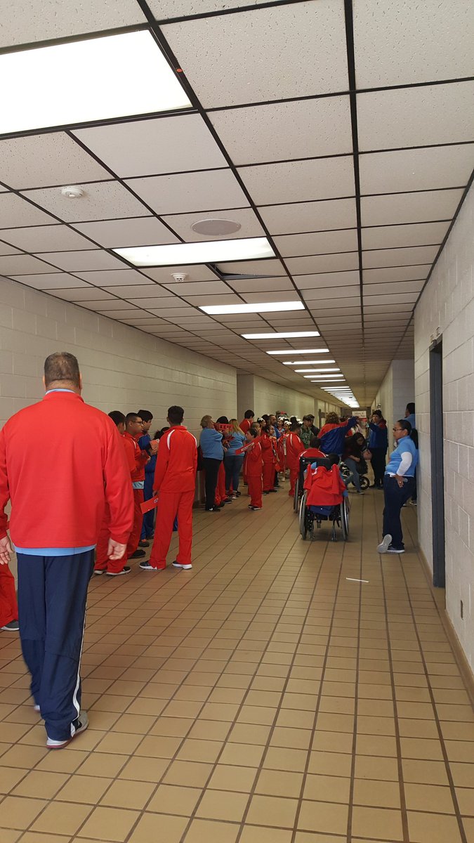 elbigfred's tweet image. Socorro HS Special Olympics team about to do the Walk of Honor! #GoBulldogs #TeamSISD #SpringGames2018  #FocusOnMyAbilityNotMyDisability