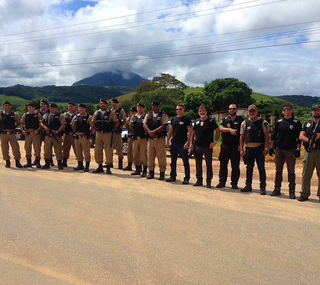 de_muriae's tweet photo. A Polícia Militar e a Policia Civil de Muriaé realizaram hoje mais uma etapa da Operação "Migro". Estamos atentos  para que a nossa querida Minas Gerais permaneça o melhor lugar pra se viver.  Foto: @carolsales11 #aco47bpm  #47bpm #pmmg  #eugenopolis #operacaomigro #boatarde https://t.co/LvNGlCTZrl
