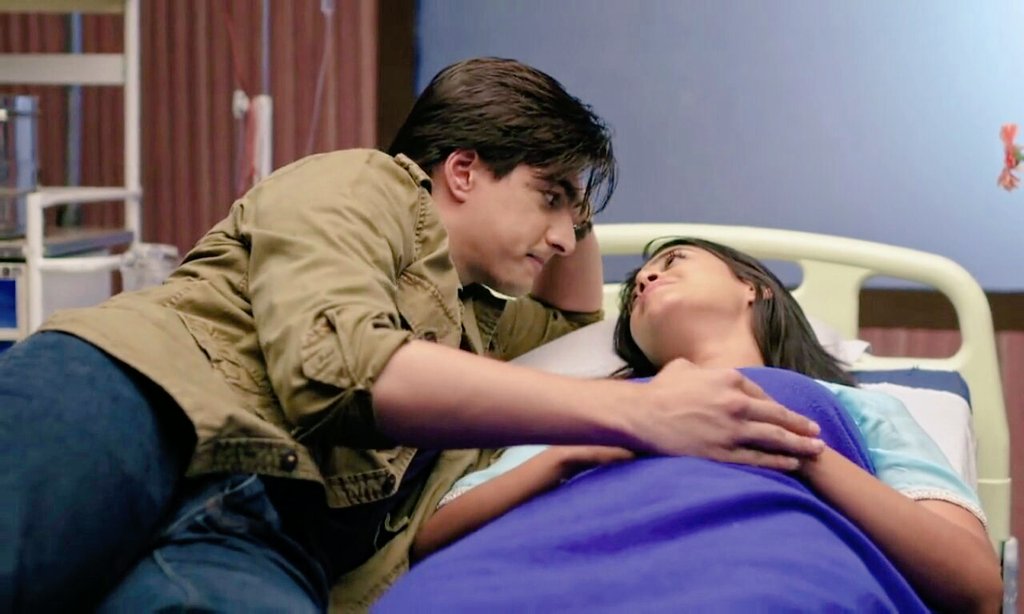 _wondersoul's tweet image. Always by her side ✋😭😭😍❤
 
#KartikGoyenka #hubbygoals 💙
 @momo_mohsin #YRKKH