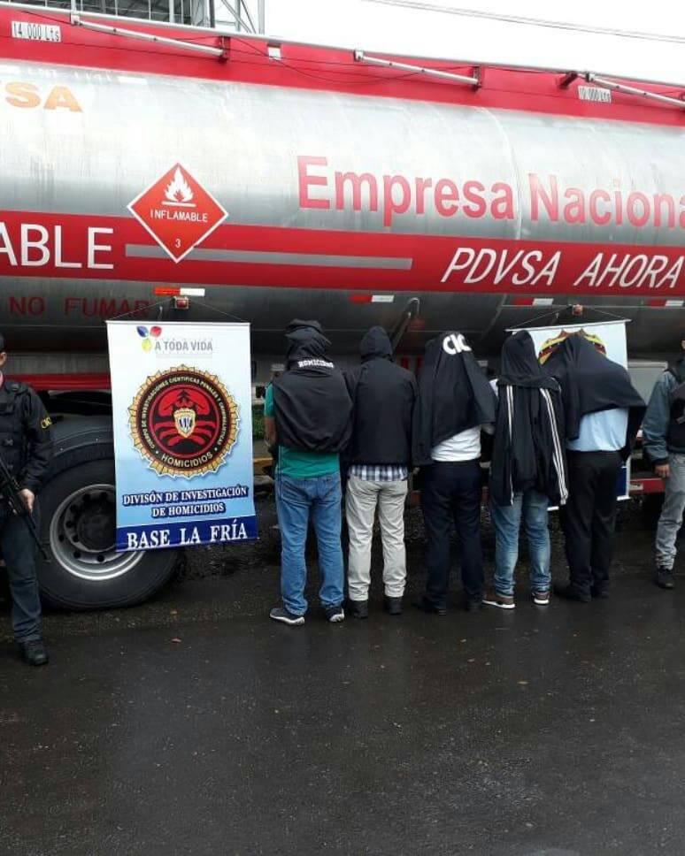 #CICPC desmantela banda delictiva dedicada al contrabando de combustible en La Fría <a href="/NicolasMaduro/">Nicolás Maduro</a> <a href="/NestorReverol/">Néstor Luis Reverol</a> <a href="/DouglasRicoVzla/">Douglas Rico</a> <a href="/LuisRegalado16/">Dr. Luis Regalado</a> <a href="/Cicpc046/">AREA CAPITAL</a> <a href="/marco_mcturk/">Marco Mcturk</a> <a href="/JOSEGQF/">Jose G. Querecuto.</a> <a href="/TareckPSUV/">Tareck El Aissami</a> @MIJPVenezuela <a href="/VISIIPMIJP/">VISIIP</a> <a href="/ViceVenezuela/">Vicepresidencia Vzla</a> <a href="/PRENSACICPC/">PRENSA CICPC</a> <a href="/CICPCPREVENCION/">PREVENCIÓN INTEGRAL DEL DELITO CICPC</a>