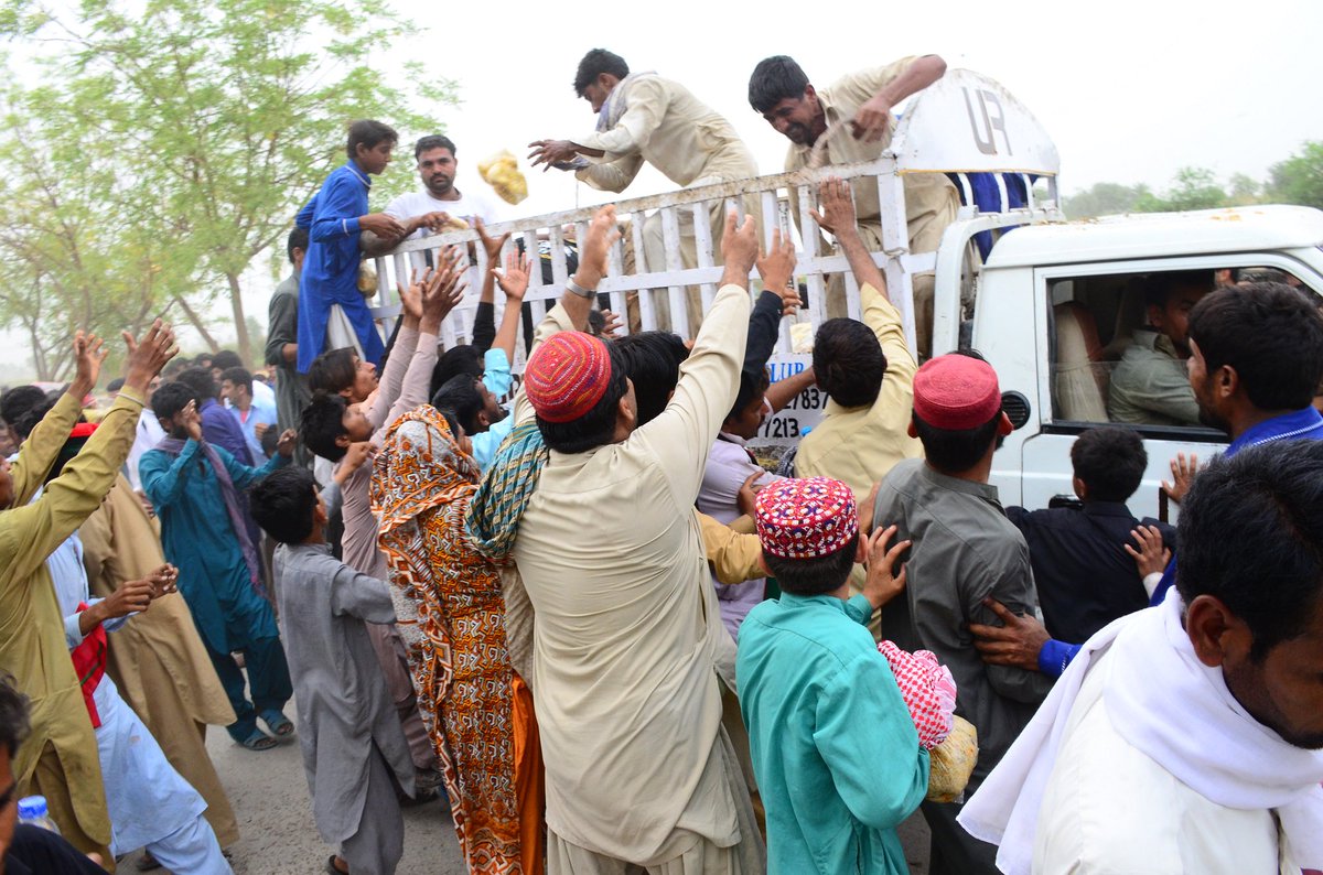 Dawoodpotojamal's tweet photo. #Lungar (free-food) is being distributed among the #PPP activists during 39th #martyrdom #anniversary celebration of #SZAB in #GarhiKhudaBux https://t.co/WZJHhJ9ltS