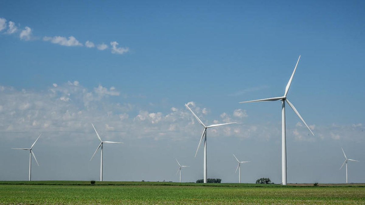 AgweekMagazine's tweet image. Davison County planning board narrowly votes against wind project trib.al/pyEbZni