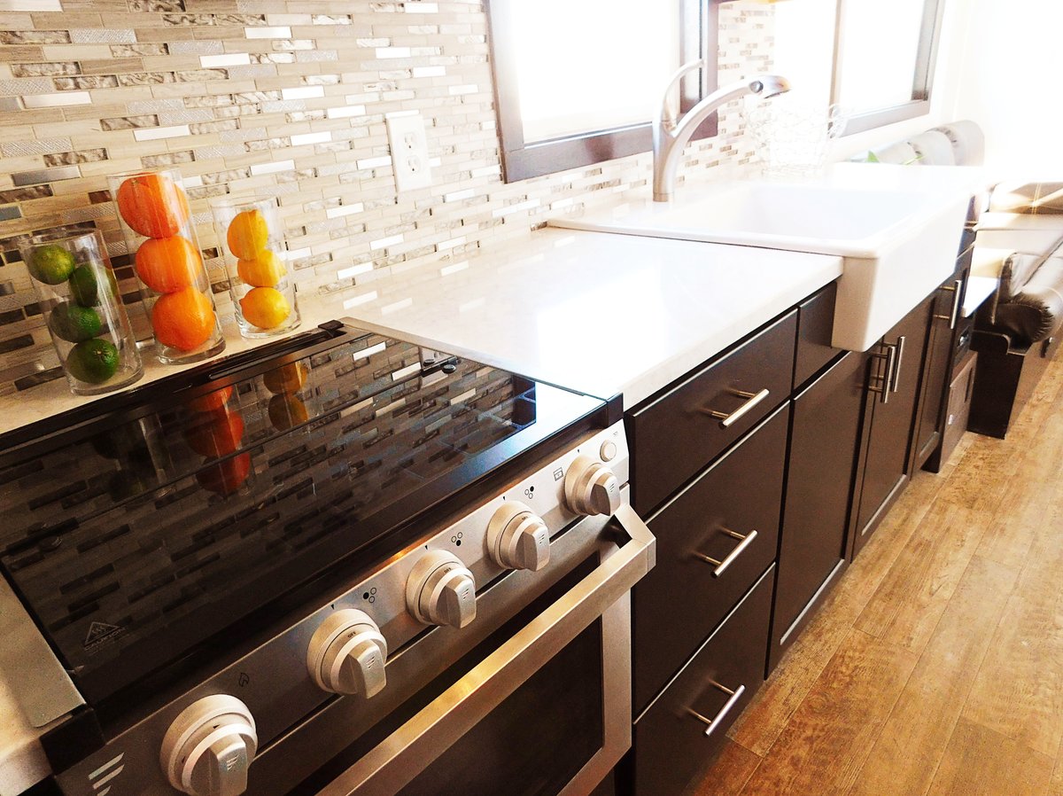 TinyIdahomes's tweet photo. It’s Monday, whatcha got cookin’?! We hope it’s full of #goodvibes! #tinyhouse #modern #tinyhousemovement #stainlesssteel #tinyhouseinterior #tinyhouseonthemove #house #houseonwheels #kitchen https://t.co/01N9SBEIhy