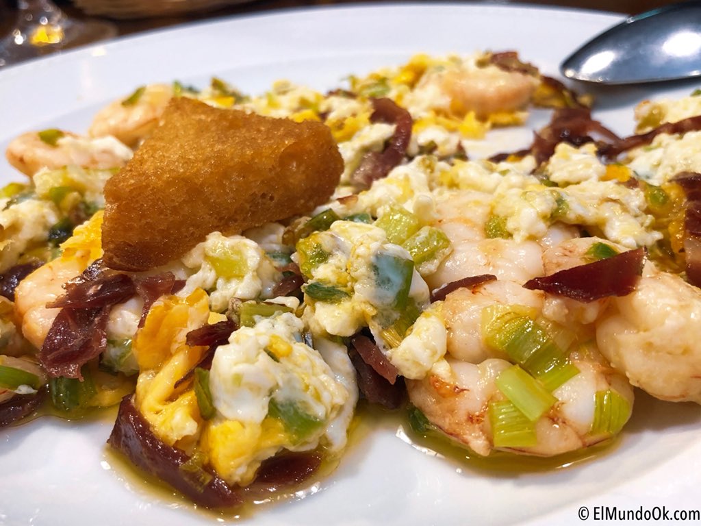 ElMundoOk's tweet photo. Si estás de visita o de paso en #Huelva asegúrate de ir a probar las delicias del @AzabacheHuelva restaurante patrimonio de la ciudad, su cocina se basa en los productos de temporada. 😋

1. Revuelto de ajetes, gambas y jamón.
2. Arroz Azabache (de la casa).
3. Gambas rebozadas. https://t.co/TGe64t5R8j