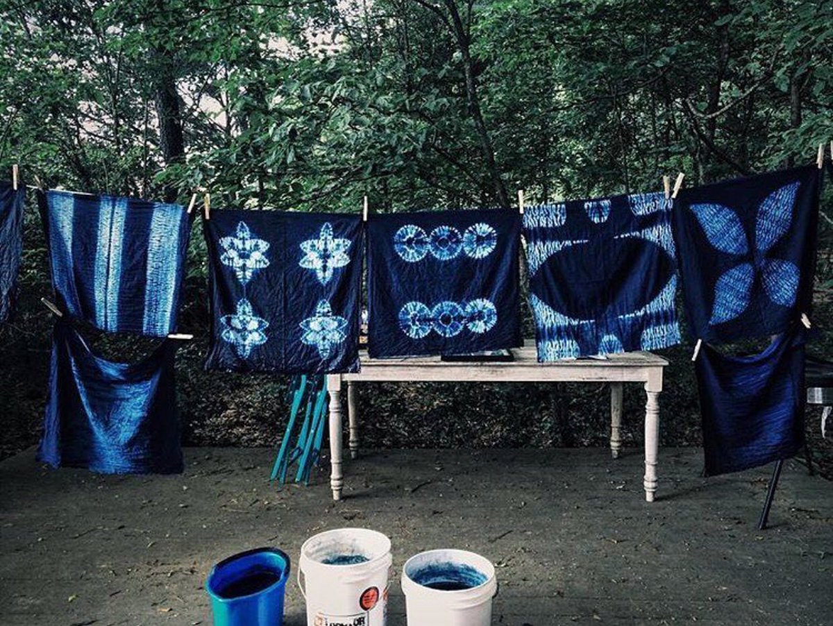 colatoday's tweet photo. If you're nosy like us, @701CCA’s #ColaOpenStudios is the perfect event. 🏡 It lets the public peek into local artists' private workspaces — from garages to lofts to secret gardens — to see the •really• neat processes of these Midlands makers. 🎨 // 📷: @covetatelier https://t.co/fPvL9DXBUg