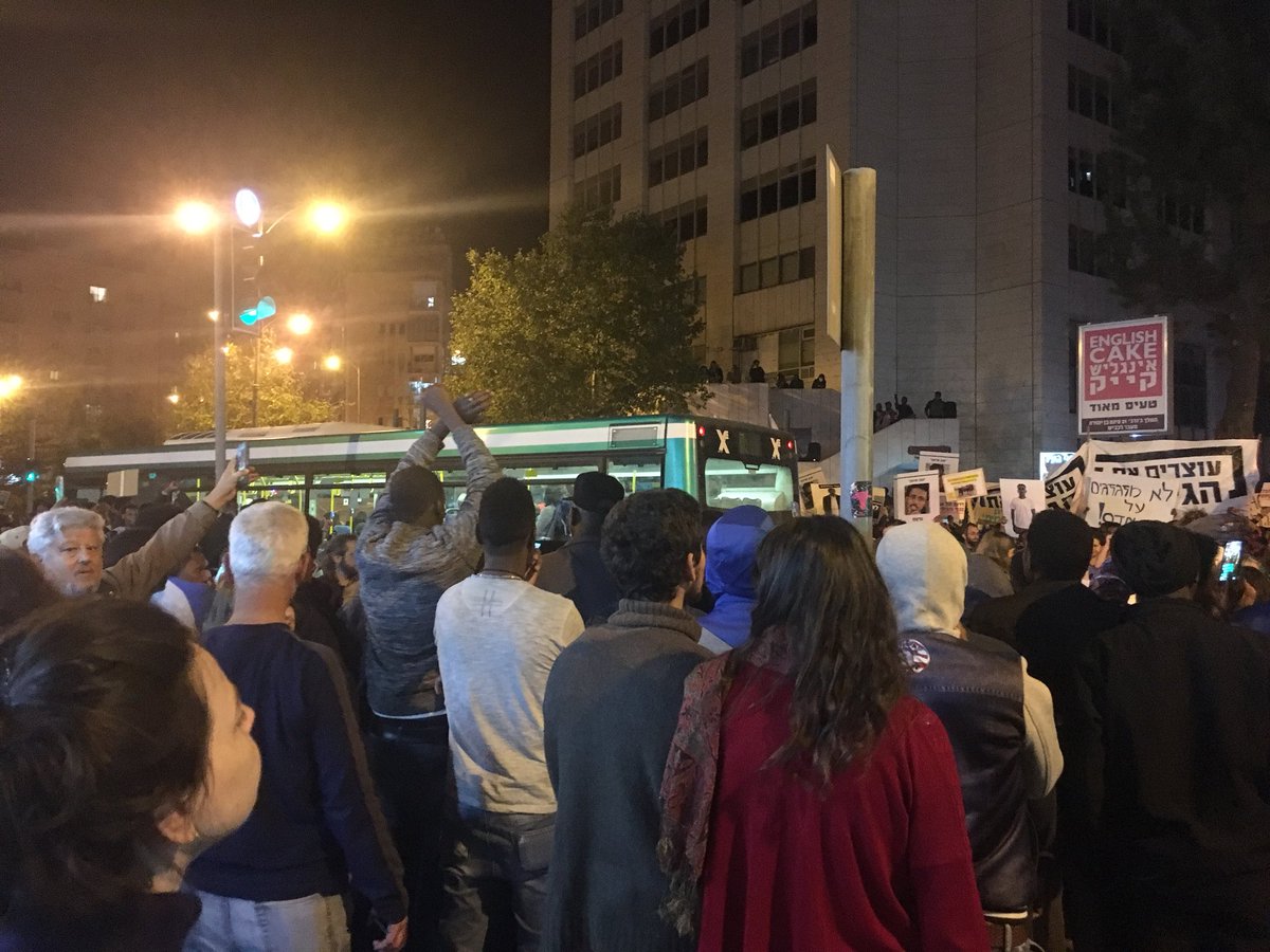 aptly_engineerd's tweet photo. Buses are being let through, and protest is turning into a march #Refugees4sale #StopDeportingRefugees https://t.co/6CxVC4MK1T