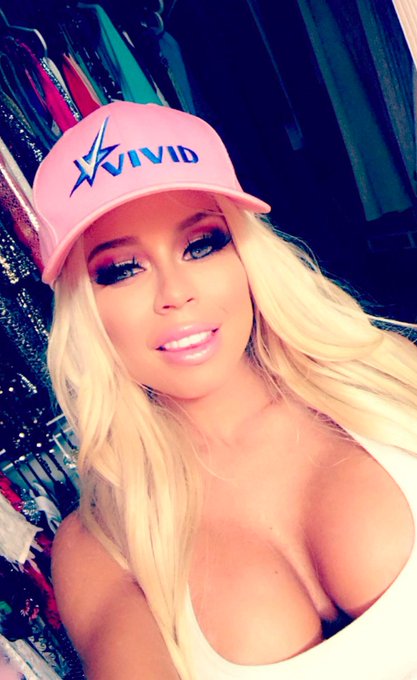 Tune into our beautiful Vivid Host @NikkiDelano show live at 1pm pst/ 4pm est Today & every Wednesday