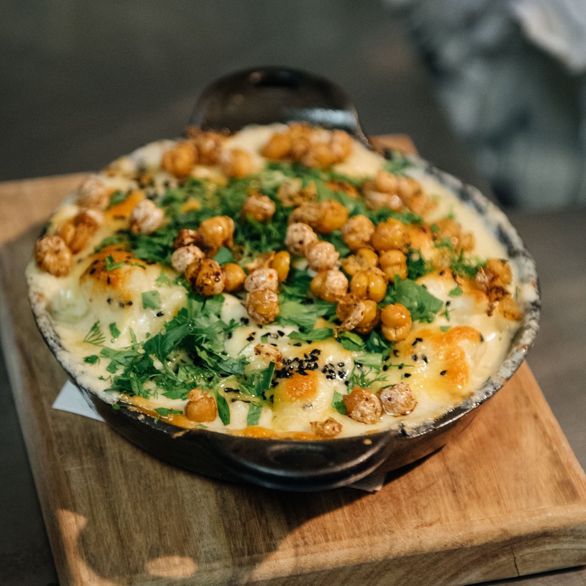Au menu: chou-fleur gratiné, béchamel à la sauge, kasserie, pois chiches frits / On the menu: cauliflower gratin, sage béchamel, kasserie, fried chickpeas #betterthanmacandcheese #Montreal
