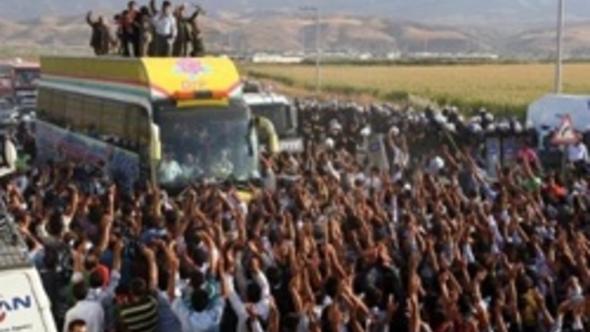 Kafasına sıkmadıklarımız bu ülkede davulla zurnayla karşılandı. Sonra ne oldu? yine Asker Şehit ettiler.
Bunu hangi dizi de söyleyebilirler ya ayakta alkışlıyorum👏
#Börü #Mahşerinayaksesleri