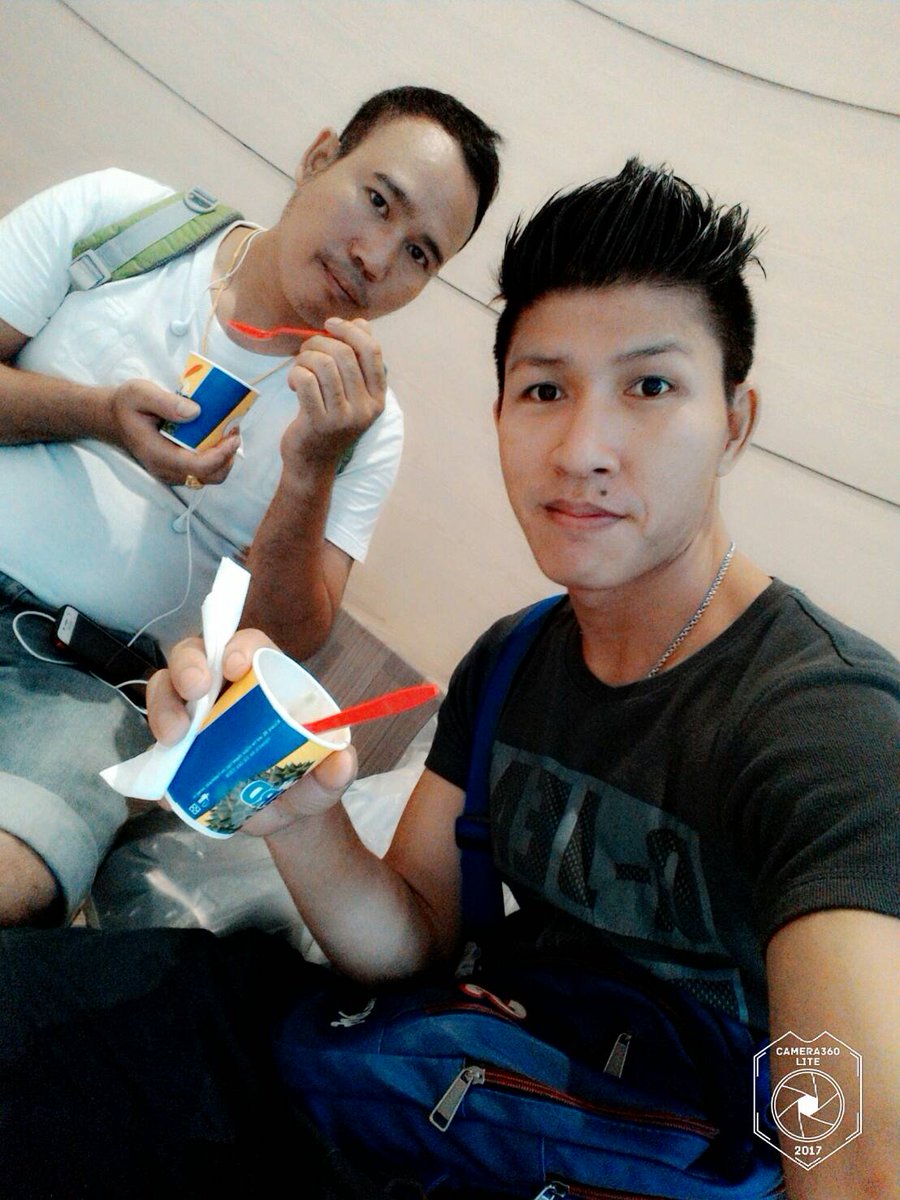 Min19044010's tweet photo. @kyaw77561545 တစ္ဖက္သားကိုနာမည္လိုက္ဖ်က္ေနတယ္တင္တဲ့ေကာင္ကအင္က်ီအျဖဴေရာင္ကေကာင္ည္သူမ်ားအရက္မူးတုန္းခိုး႐ိုက္ထားတာေဆးထိုးအပ္နင့္လည္းလည္ေခ်ာင္းနာလို႔ခြဲရလို႔ေဆး႐ုံတက္တုန္းက ဘာေ��ာဂါမမဟုတ္ဘူး သူငယ္ခ်င္းပါ အတင္ခံရတဲ့ေကာင္က https://t.co/E4MTKysozK
