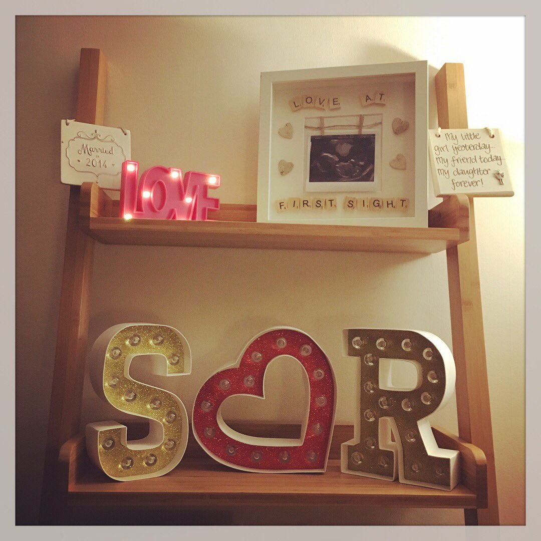 nightflower2001's tweet image. Love my #LoveAtFirstSight frame made for me by @homemade_hearts  aka my very talented #BigSister - taking pride of place at the top of our display unit with a #20WeekScan #Baby pic of the chunky monkey lol! 🤰🏼👶🏼💛 #Pregnancy #FirstBaby #Pregnant #Preggo