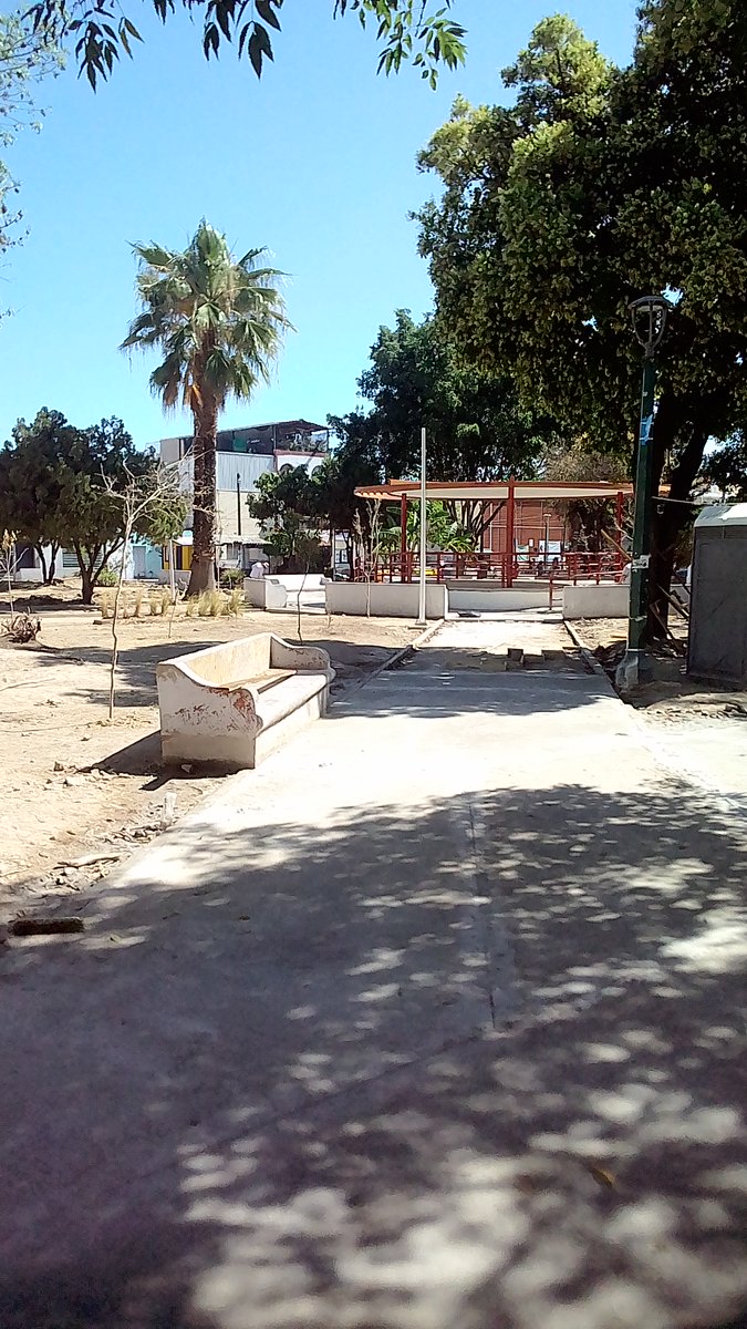 AlfBarbauribe's tweet photo. 7 personas trabajando hoy en el parque José Clemente Orozco que @EnriqueAlfaroR prometió teminar el mes pasado en #StaTere #GDL. Este es el único parque en 80 manzanas a la redonda. Si nosotros no exigimos nadie lo hará #YaBasta https://t.co/UfpOfOldOj