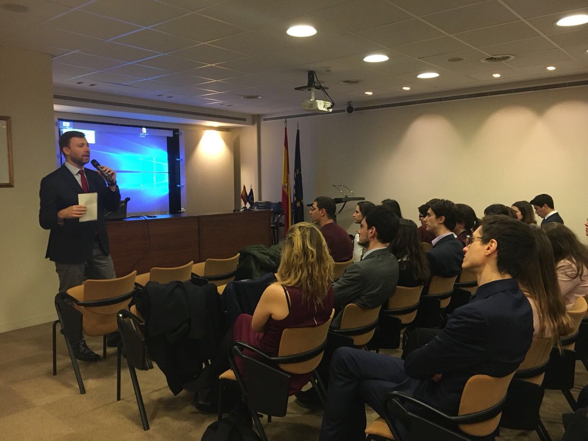 BecUE16's tweet photo. @UDAreper Nuestra compañera @TerValMol ha presentado en el encuentro @UDAreper los objetivos y actividades de #BecUE y le ha acompañado la croqueta más famosa de #Bruselas: @yasemoseuropeos. Por 👇🏼 unas fotos https://t.co/uOO6HD9C7z
