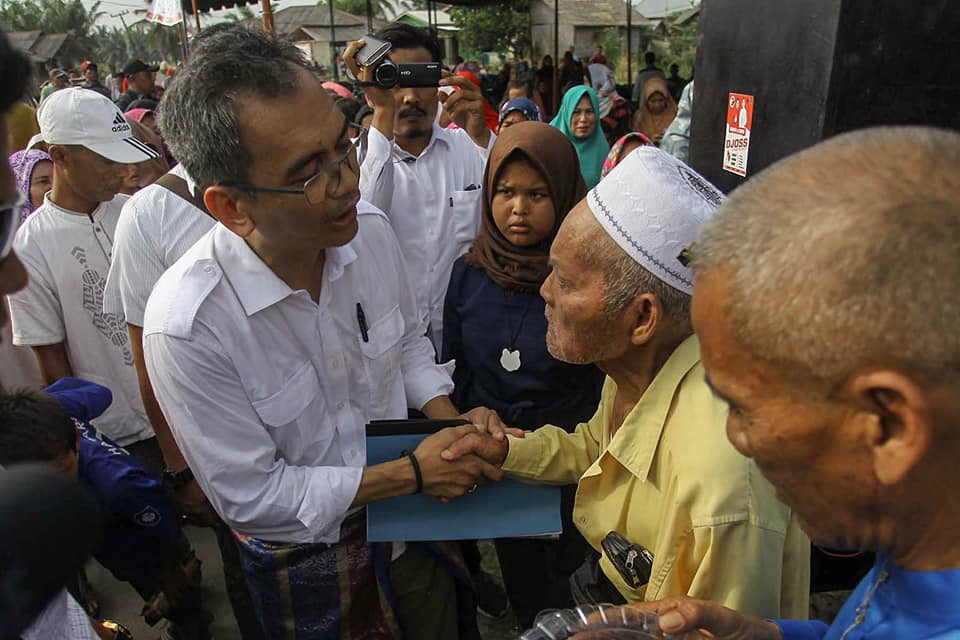 Jejak_AkhyarNas's tweet photo. Calon Wakil Gubernur Sumatera Utara No. 2 @SiharSitorus merupakan sosok yang memiliki banyak ide brilian untuk membangun Sumatera Utara. 

#GubernurZamanNow 
#DjarotSihar2 
#SumutPilih2Djoss 
#DjarotSiharMenang 
#SumutPilih2Djoss 
@PDI_Perjuangan 
@BPPemiluPDIP
@GesuriID https://t.co/ukmBzJCU5F