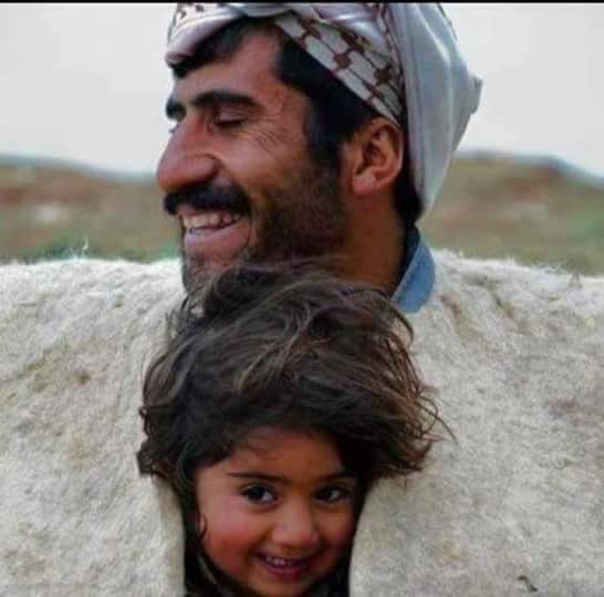 sukrucay63's tweet photo. #Hayat bazen #zorluklarla mutlulugu #bize ögretiyor..
#Tipki bu #babanin ve kızı #zenginleri #kiskandirdigi mutluluklari ve #gülüşleri gibi... https://t.co/gArOZBrwLg