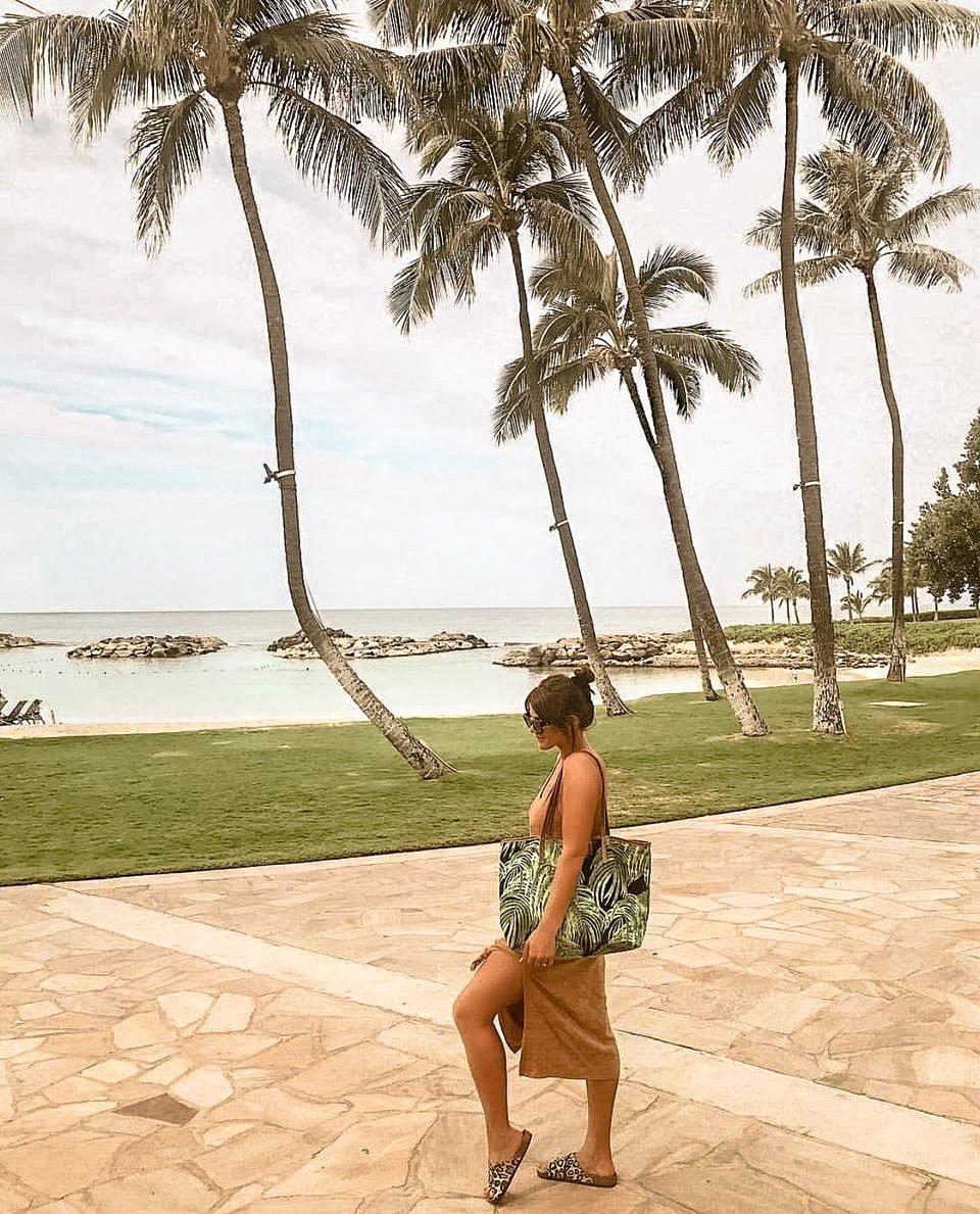 When in Hawaii!! How cute is Kaylyn rocking our Cayman Villa Ravenna tote!? #Veeshee #hawaiilife #beachvibes #beachbag