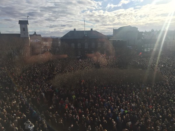 radicaldaily's tweet photo. Apr 4 2016 - Mass protests across Iceland against government corruption, involving up to 1/6 of the population, including 23,000 in Reykjavik, bring down PM https://t.co/7ylAhR7JYU https://t.co/ek8FDNYZvi