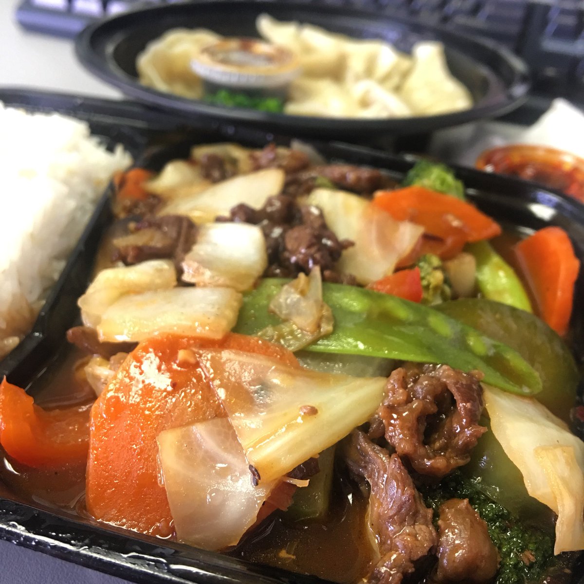 supa_cox's tweet photo. #hunanbeef & #steameddumplings #ftw ! π€€π€€ #lunchtime #desklife #comida #soupison #letseat @ricepotexpress #ipromise #imnoteatingitallatonce π #noms #letseat #teambuffcake #macrodiet #iifym #fitfam #momlife #humpday https://t.co/30McSh2a9N