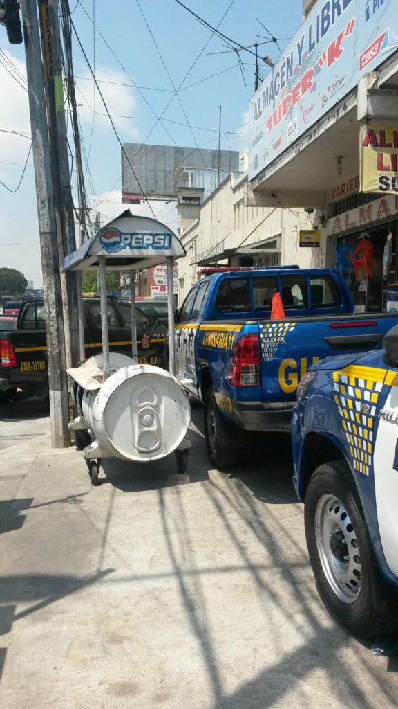 Yordi28's tweet photo. @Jevaldiz no se puede pasar en la Bolívar lamentable lo de la PNC https://t.co/nwtMFZtr08