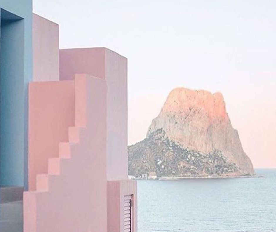 builtnicely's tweet image. La Muralla Roja is a gorgeous apartment complex from the equally dazzling clifftops of Calpe, in Spain. This forward-thinking structure was designed by Ricardo Bofill in 1968. Hmm, wonder if they have any vacancies? 😛#lamurallaroja #richardbofill #designinspo #colorinspo