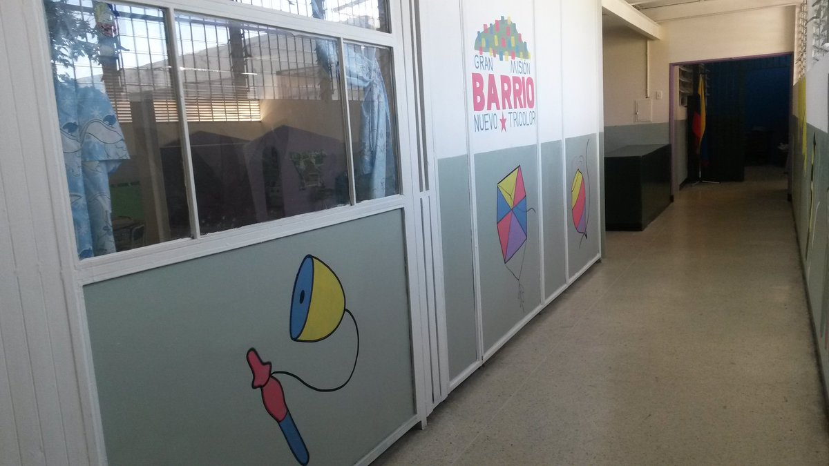CeinCecca's tweet photo. @Barrio_Tricolor culminó la obra en nuestro centro, salones y pasillos embellecidos #PetroProsperidadParaTodos @DPresidencia @ConCiliaFlores @FNNSimon @magallyvina @gerazafra https://t.co/6HphzEB4TK