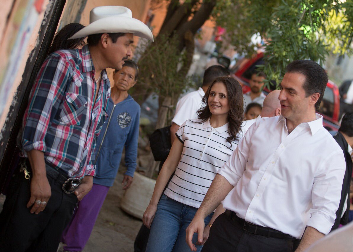AlhinnaVargas's tweet photo. Acompañé al Alcalde @AdrianDeLaGarza a la Col. Genaro Vázquez en el #Distrito3, a recorrer sus calles en donde se desarrolla el programa #TransformandoMonterrey.
También se llevó a cabo la brigada #BarrioDeMiCorazón ❤️ en la que participaron todas las dependencias municipales. https://t.co/X9htuudJ7v