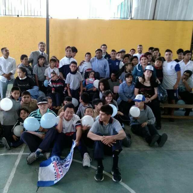 MelipillaFJoven's tweet photo. Alumnos y alumnas del Colegio Integración de Melipilla, junto a Directivos y jugadores del club, recibiendo su Premio por el concurso efectuado por @cdmelipilla https://t.co/XsmDRlQoqV