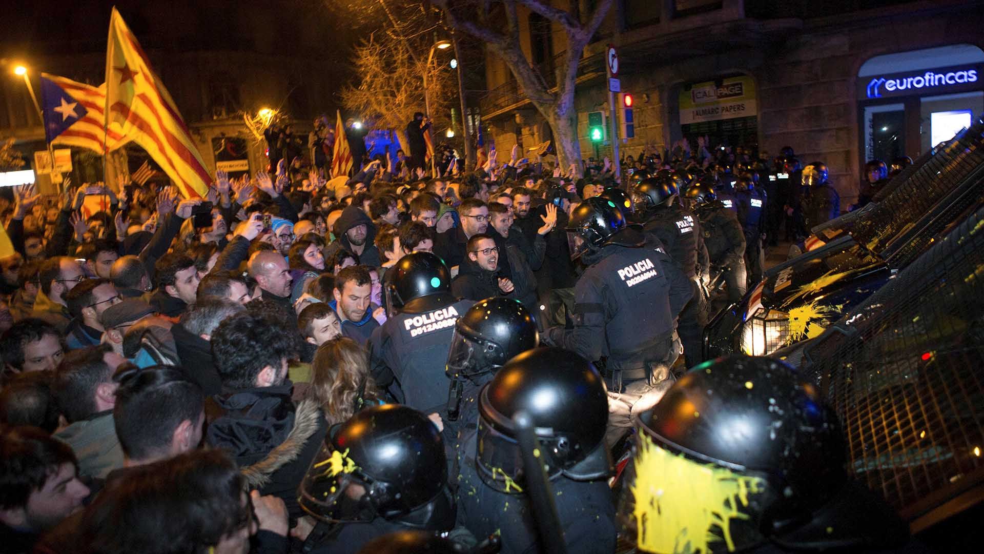 Los Mossos cargando contra manifestantes en Barcelona