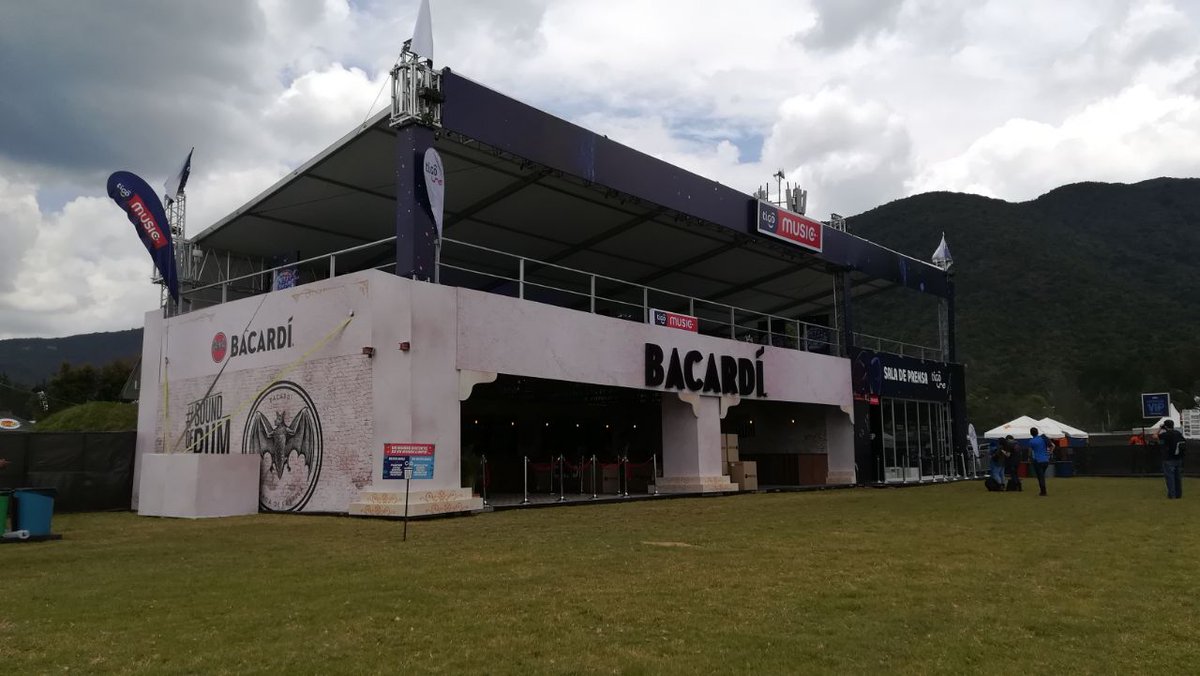 tempolight's tweet photo. Y hoy comienza este gran  festival "Estereo Picnic" #Bacardi #Tigo #FEP2018 https://t.co/FvedDBJICT