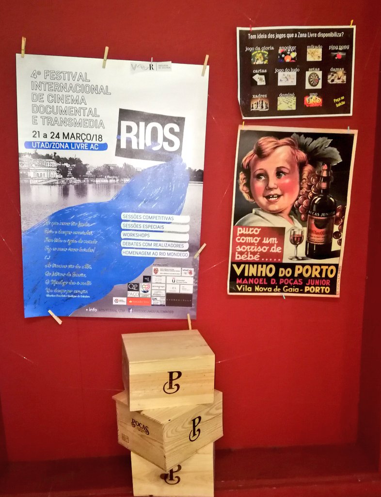 KrisPereiras's tweet photo. Pequenos praceres da vida: ver un filme nun cimema pequeno mentres escoitas a chuvia que bate forte fóra #RIOS2018 https://t.co/oIxoiv3HRh