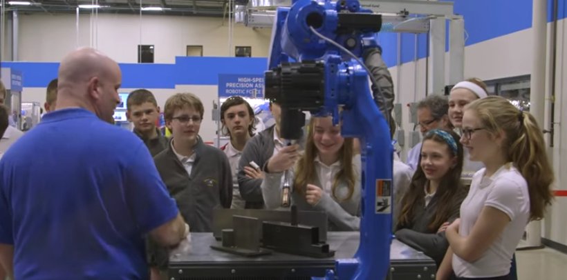 Yaskawa_Motoman's tweet image. With just a few months until high school graduation, we&apos;re making a compelling case for careers in #robotics and advanced #automation. hubs.ly/H0bqSrY0 #Yaskawa #Yblog #education