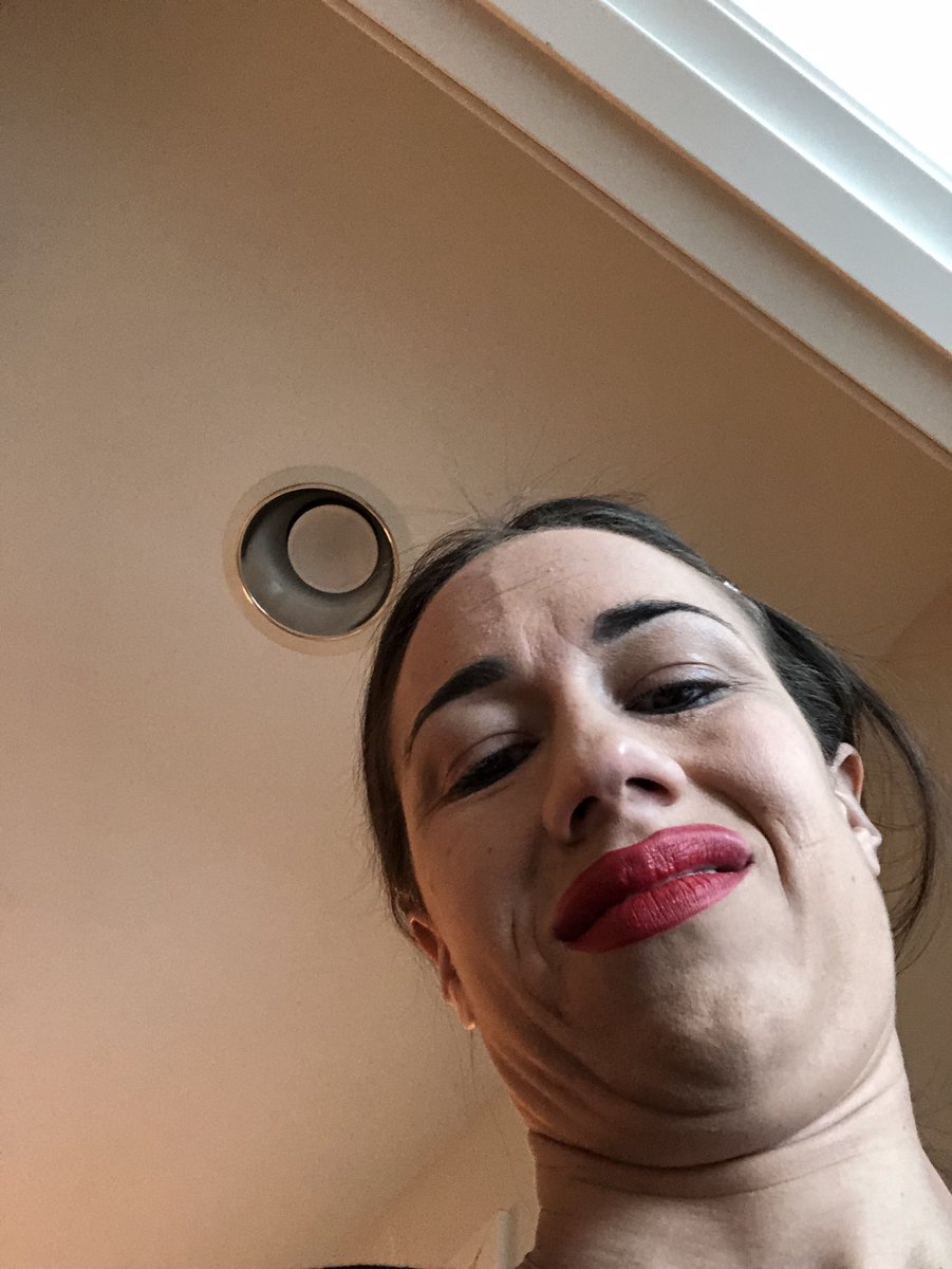 MirandaSings's tweet photo. Spot the diference https://t.co/PZ1HeFlUZp