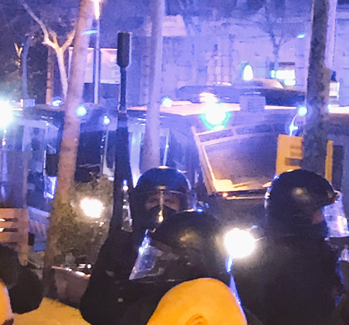 CDRCatOficial's tweet image. ➡ ALERTA! Els @mossos amenacen disparar pilotes de goma. (La seva utilització està prohibida a Catalunya).

#Barcelona
#Llibertats
