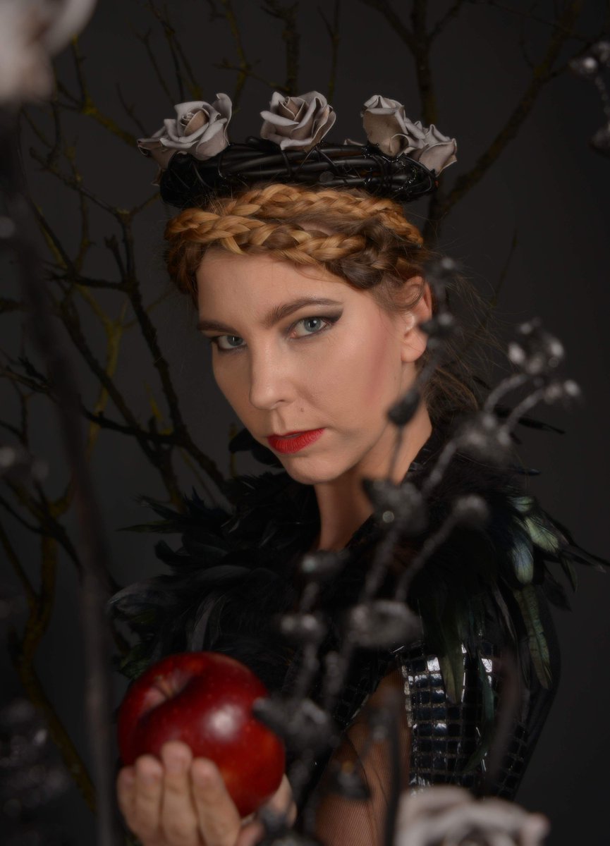 MoniquenikkiG's tweet photo. One Apple keeps the Doctor for ever away๐
Ravenna Cosplay with a touch of Nostalgie๐ #cosplay #cosplayer #Disney #queenravenna #snowwhiteandthesevendwarfs #evil @CharlizeAfrica #alternativecosplay https://t.co/QFTOfby0NW