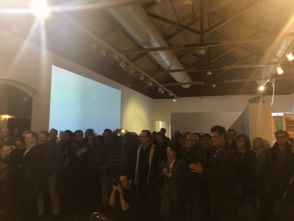ESAT_Valencia's tweet photo. Éxito de convocatoria en la exposición del ciclo #totelqueveusedart en la sala exposiciones la lonja de pescado de Alicante con la pieza #celeste de @solimanlopez desarrollada en #ESAT_Lab #mediaart #innovacion #digital #ESAT_Proyectos @ESAT_Valencia https://t.co/x3QEStyrzF