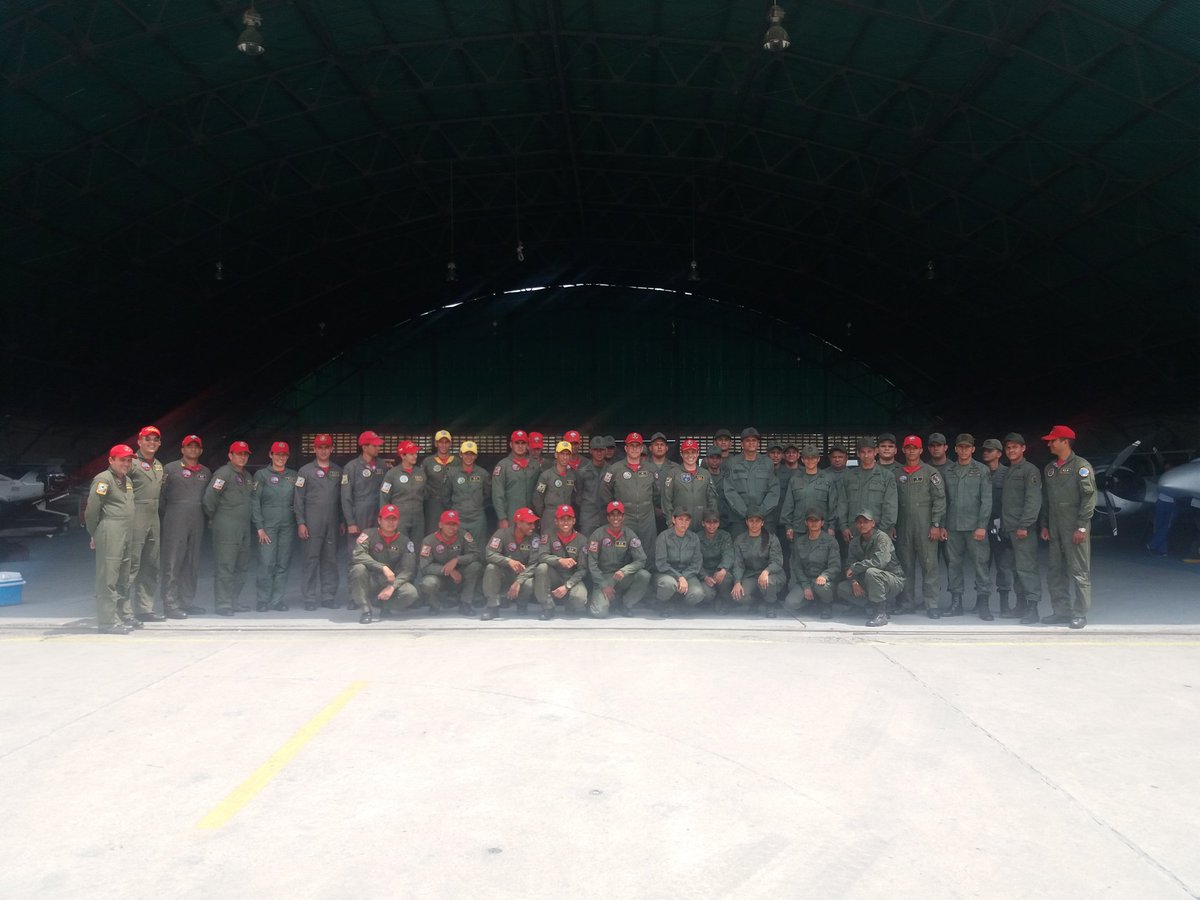 GEA18_OFICIAL's tweet photo. Culminacion del Ejercicio de Adiestramiento Operacional YARA 2018. La IV promoción de vuelo del GEA18 finaliza Satisfactoriamente el Curso de vuelo Primario en DA-40NG.. Mas de 160 misiones y 220 horas de vuelo Cumplidas.. Unidos venceremos!! #Aviacionmilitarbolivariana #GEA18 https://t.co/u1BV6rt6LK