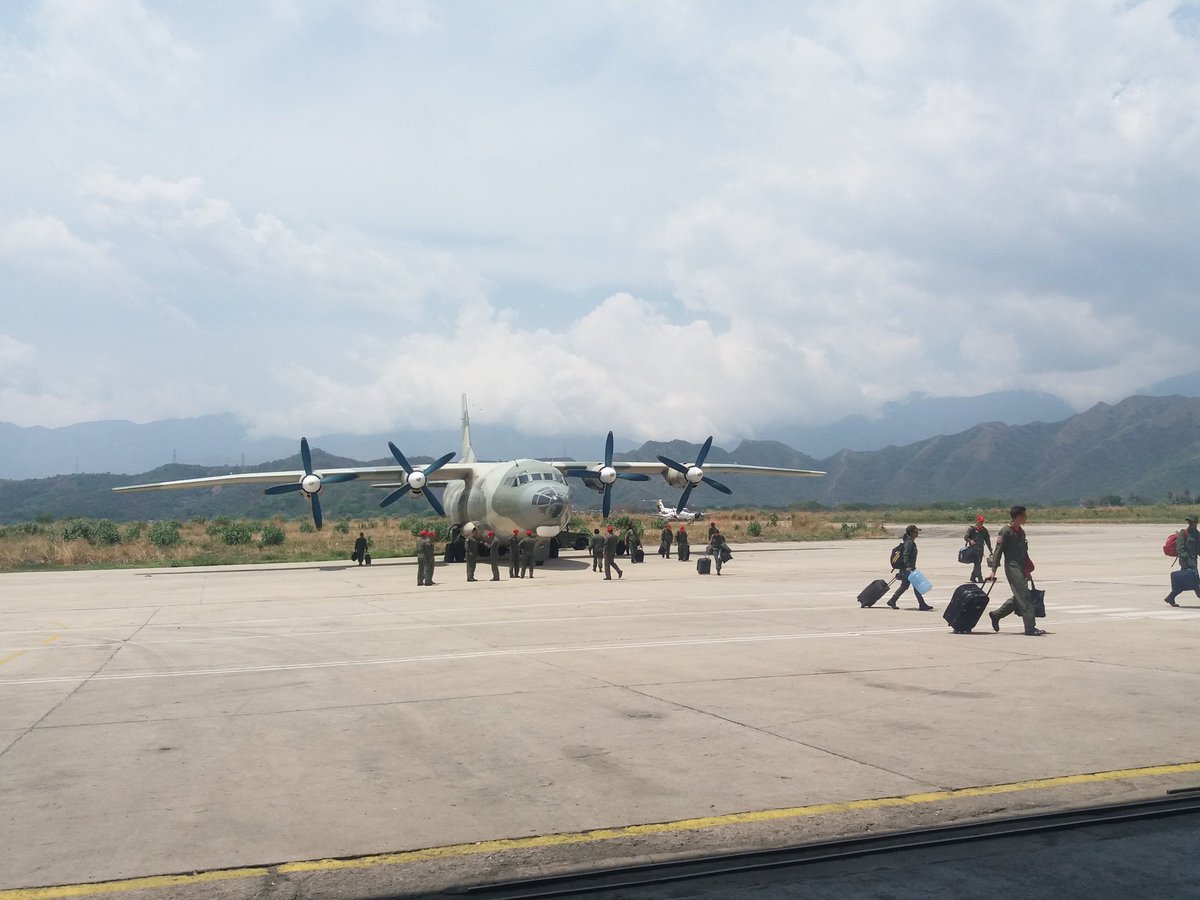 GEA18_OFICIAL's tweet photo. Culminacion del Ejercicio de Adiestramiento Operacional YARA 2018. La IV promoción de vuelo del GEA18 finaliza Satisfactoriamente el Curso de vuelo Primario en DA-40NG.. Mas de 160 misiones y 220 horas de vuelo Cumplidas.. Unidos venceremos!! #Aviacionmilitarbolivariana #GEA18 https://t.co/u1BV6rt6LK