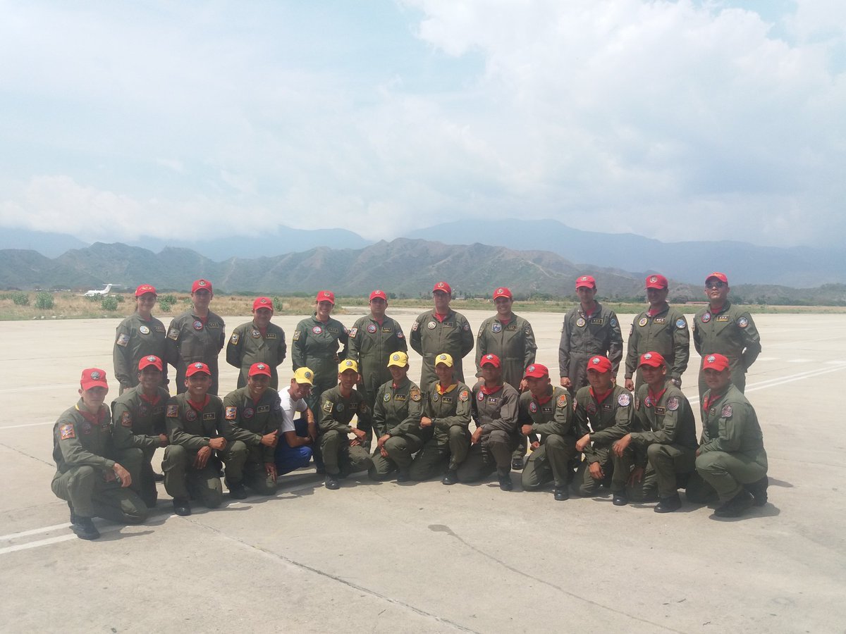 GEA18_OFICIAL's tweet photo. Culminacion del Ejercicio de Adiestramiento Operacional YARA 2018. La IV promoción de vuelo del GEA18 finaliza Satisfactoriamente el Curso de vuelo Primario en DA-40NG.. Mas de 160 misiones y 220 horas de vuelo Cumplidas.. Unidos venceremos!! #Aviacionmilitarbolivariana #GEA18 https://t.co/u1BV6rt6LK