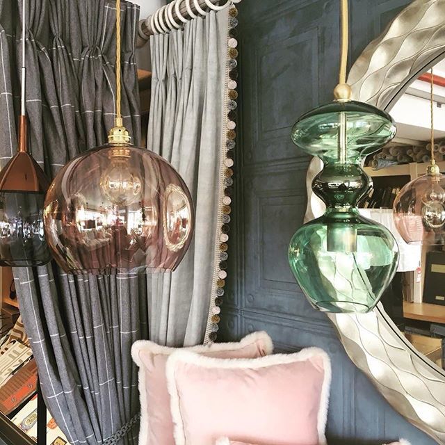 How gorgeous is this display from @kevinkellyinteriors105!?! 😍😍Loving absolutely everything here and want it all 🤩🤩 #thedesignbug
.
.
.
.
.
.
.
.
#grey #lighting #curtains #retaildisplay #pink #windowdisplay #cushions #wallpaper #love #colour #interi… bit.ly/2G6jRaK