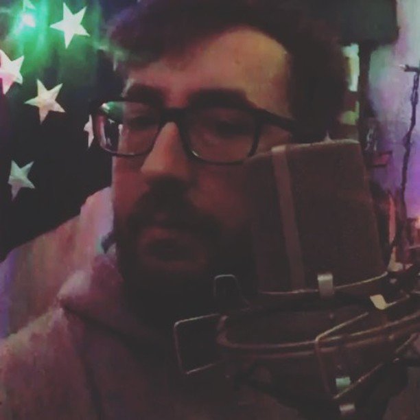 ChadJo_VO's tweet image. Averafkfnelfndn - when it’s 4am and you have resorted to Christmas lights as your backup lighting fixture, reads sound like this 😝 #voiceoverproblems #studiotime #earlybirdcatchestheworm #minnesotacreatives #soundchecks ift.tt/2ILDN4s