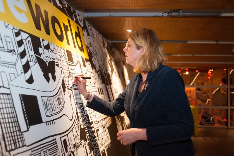MoviesMatter's tweet photo. Daarnaast brachten zij als eersten kleur in ons levensgrote campagnebeeld in @filmhuisdenhaag . Vanaf morgen zijn jullie aan de beurt! ✍️ #MtMF18 https://t.co/0t75KwP0Z2