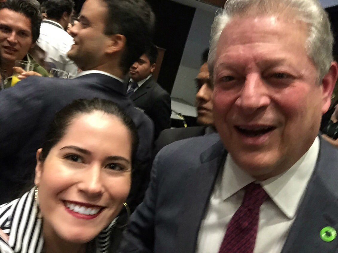 PanamAna91's tweet image. Sip, esta soy yo taquillando que tengo una foto con AL GORE!!!! #climaterealityproject #climatechangeisreal !!!!!❤️
