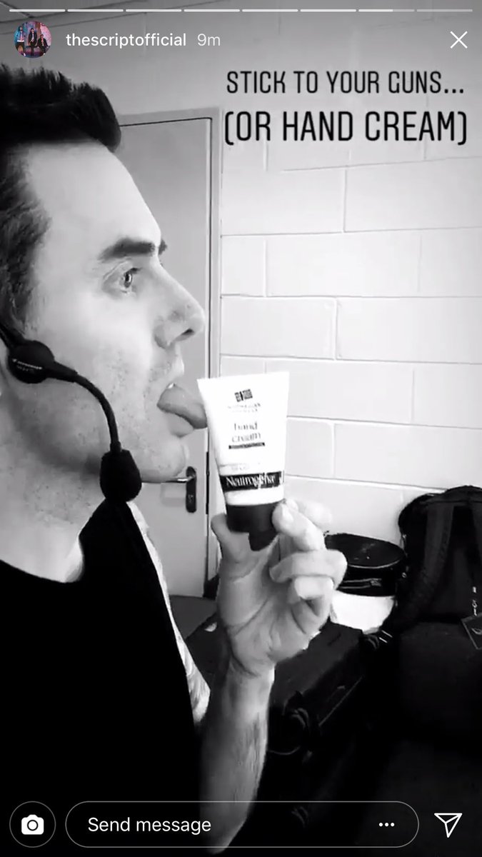 dizzychick01's tweet image. OMG @thescript Glen 😁👅 #hestryingtokillme #thetongue #allingoodfun