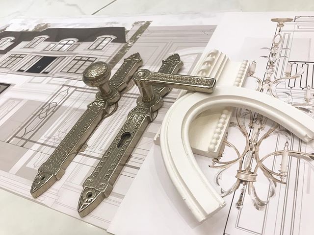 ReginaSturrock's tweet photo. Some jewelry arrived for the front door of our #lakeshoreproject today by @rockymountainhardware @reginasturrock #newbuilddesign #classicalarchitecture #classicdetail https://t.co/beylSPf4L4 https://t.co/Exwur8JG1r
