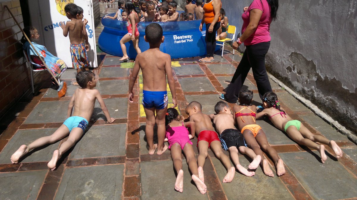 FnnsCaricuao1's tweet photo. #PetroProsperidadParaTodos Nuestros niños y niñas disfrutaron de una rica mañana de piscina y bailoterapia  para luego almorzar un nutritivo y completo almuerzo gracias a la maravillosa gestión de nuestro querido Presidente @NicolasMaduro  @FNNSimon  @magallyvina https://t.co/ww4posBSEF