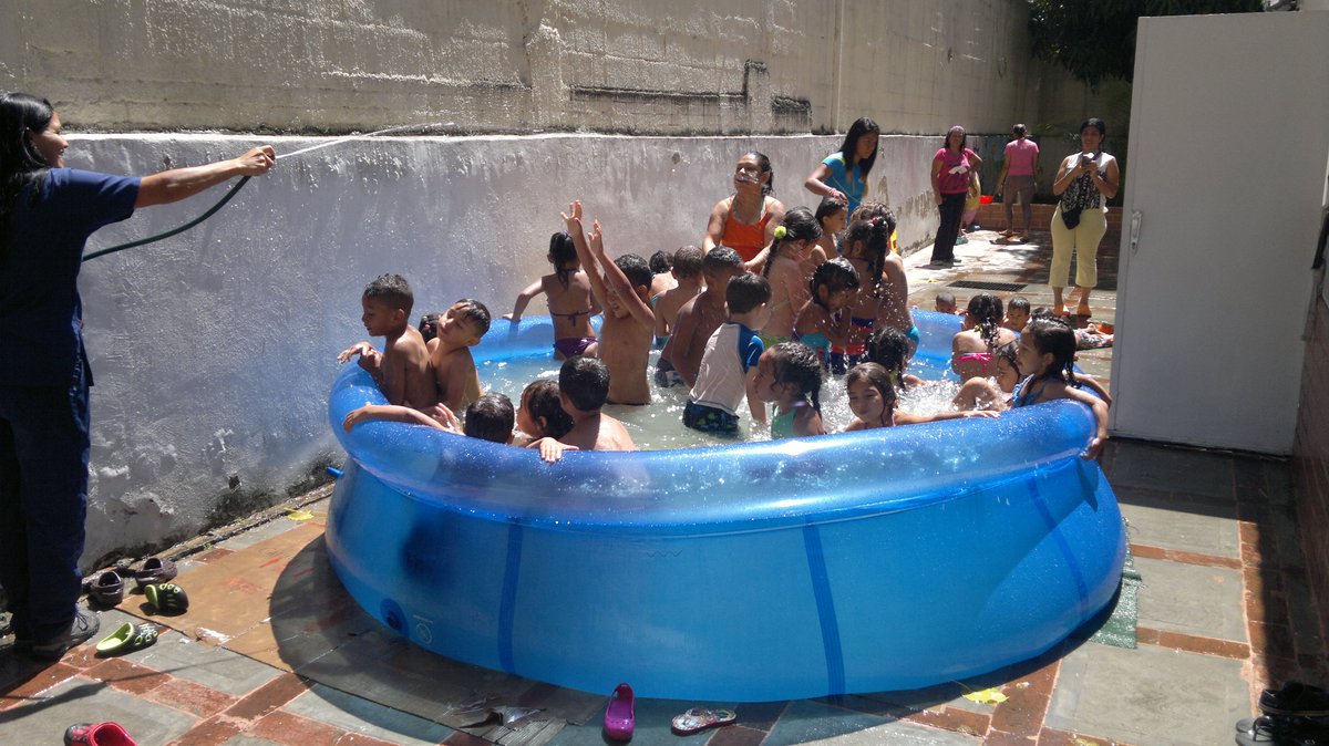 FnnsCaricuao1's tweet photo. #PetroProsperidadParaTodos Nuestros niños y niñas disfrutaron de una rica mañana de piscina y bailoterapia  para luego almorzar un nutritivo y completo almuerzo gracias a la maravillosa gestión de nuestro querido Presidente @NicolasMaduro  @FNNSimon  @magallyvina https://t.co/ww4posBSEF