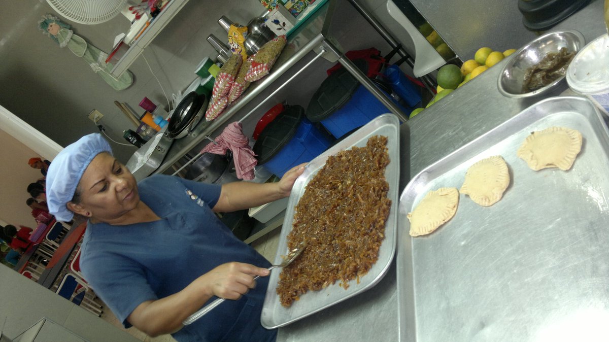 FnnsCaricuao1's tweet photo. Con amor y alegría el personal de nutrición elabora un rico compartir con motivo a la Semana Santa "Conservas de coco" y pastelito andino para nuestros niños, niñas y personal de la Institución #PetroProsperidadParaTodos @NicolasMaduro  @FNNSimon  @magallyvina https://t.co/uI2bSA3LmS
