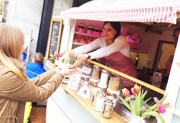 Gut schlafen ist wichtig. Gut Essen ebenso. Daher gibt es auch am 24.4., vor unserer Haustür wieder exzellente Crêpes. Gebacken mit ganz viel Liebe von sweetandtiny.de.