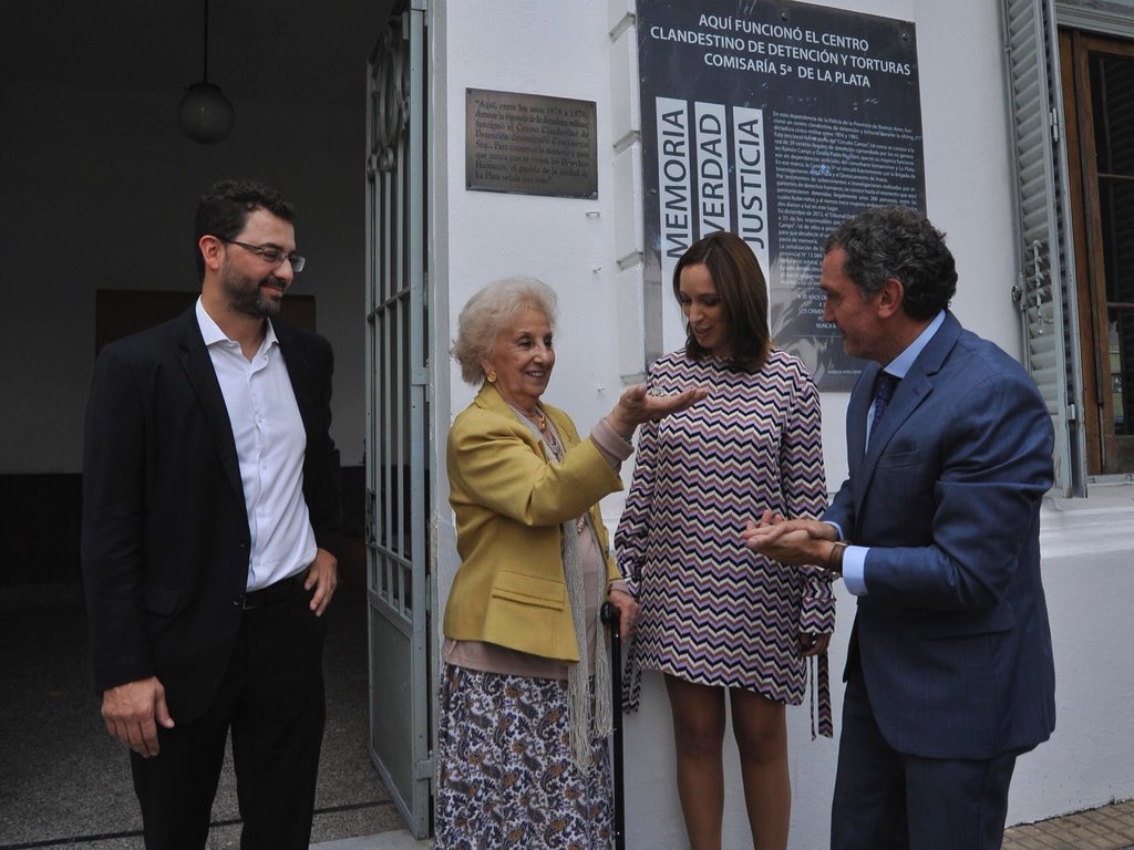 manu_mosca's tweet photo. La gobernadora @mariuvidal y @abuelasdifusion inauguraron un espacio de memoria y promoción de DD.HH en el edificio de la comisaría 5ta de #LaPlata donde funcionó un centro clandestino de detención durante la dictadura. #DíaDeLaMemoria #Nuncamás https://t.co/LNDR60BT66